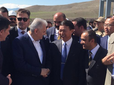 董事長王家安與時任土耳其總理耶爾德勒姆共同出席鵬飛集團在土耳其承建的3000t/d水泥生產(chǎn)線剪彩儀式，并親切交談